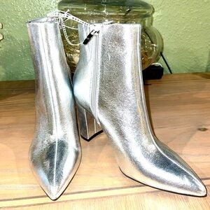 New Marc Fisher Glorena Pointed Toe Block Heel Ankle Bootie Silver 6.5/5.5 NoTag